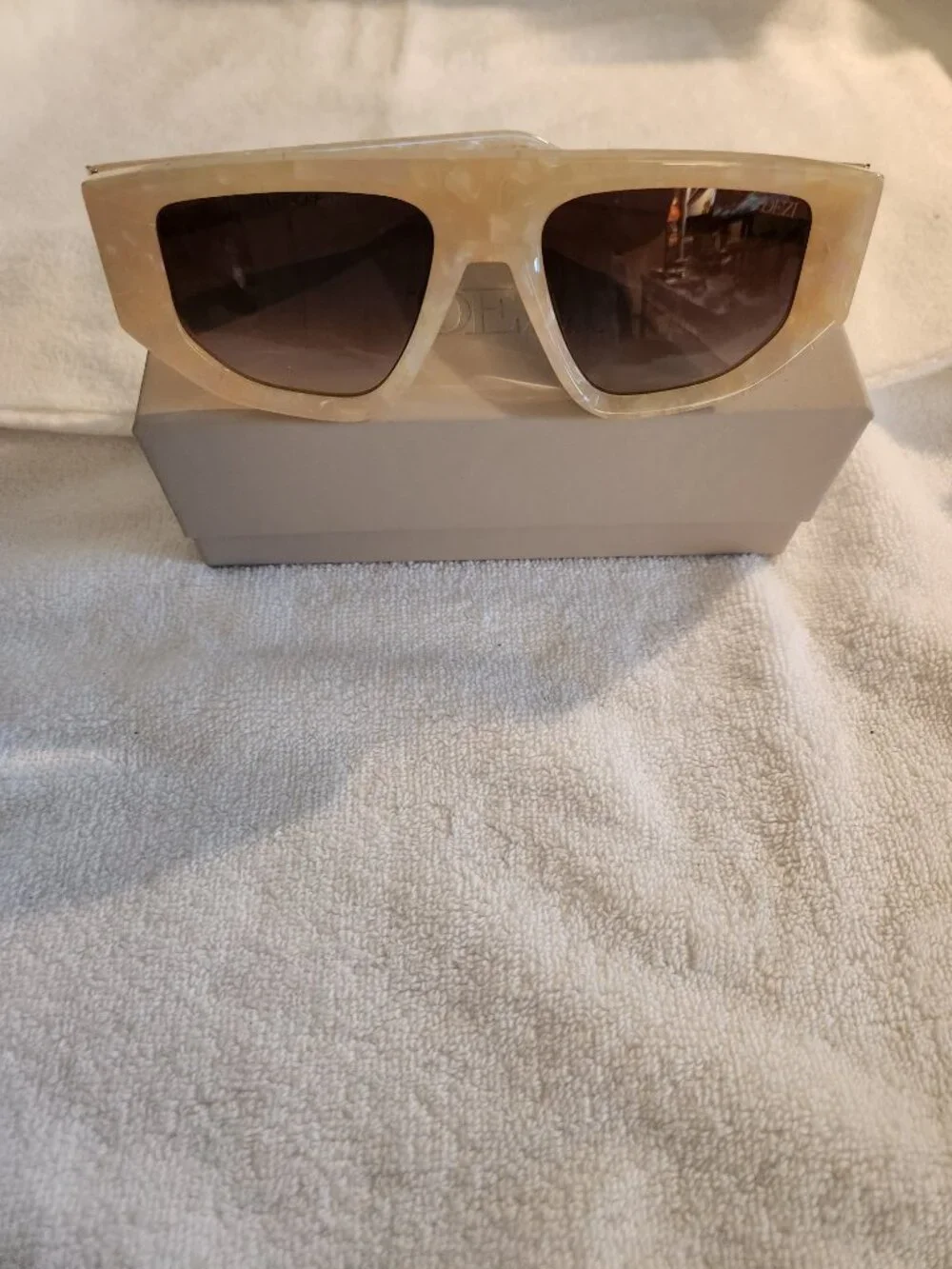 DEZI Backtrack Sunglasses Alabaster Tortoise Cat Eye Oversized Flat Top NWT